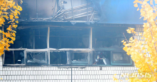 【서울=뉴시스】추상철 기자 = 지난 9일 오전 서울 종로구 고시원에서 화재가 발생해 경찰,소방 관계자가 1차 합동 화재감식을 하고 있는 모습. 2018.11.09. scchoo@newsis.com