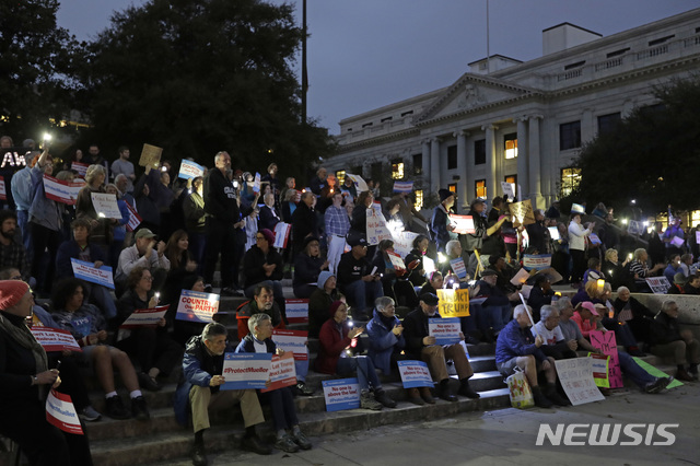 【그린스버러(미 노스 캐롤라이나주)=AP/뉴시스】미 노스 캐롤라이나주 그린스버러의 법원 앞에서 8일(현지시간) 매슈 휘터커가 미 법무장관 직무대행으로 임명된데 항의하는 시위가 열리고 있다. 이날 뉴욕 등 미 전역에서 이러한 항의 시위가 벌어졌다. 2018.11.9