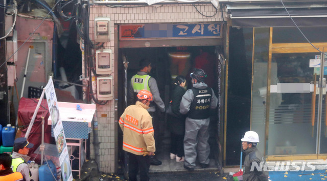 【서울=뉴시스】추상철 기자 = 9일 오전 서울 종로구 고시원에서 화재가 발생해 경찰,소방 관계자가 화재감식을 하고 있다. 소방 당국은 이날 화재로 8시40분 현재 6명이 사망하고 12명이 부상을 입었다고 밝혔다. 2018.11.09. scchoo@newsis.com