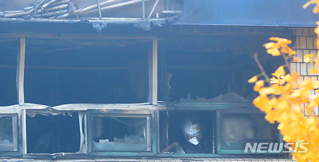 【서울=뉴시스】추상철 기자 = 9일 오전 서울 종로구 고시원에서 화재가 발생해 경찰,소방 관계자가 화재감식을 하고 있다. 소방 당국은 이날 화재로 8시40분 현재 6명이 사망하고 12명이 부상을 입었다고 밝혔다. 2018.11.09. scchoo@newsis.com