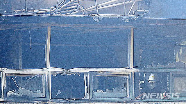 【서울=뉴시스】추상철 기자 = 9일 오전 서울 종로구 고시원에서 화재가 발생해 경찰,소방 관계자가 화재감식을 하고 있다.&nbsp; 소방 당국은 이날 화재로 8시40분 현재 6명이 사망하고 12명이 부상을 입었다고 밝혔다. 2018.11.09.&nbsp; scchoo@newsis.com