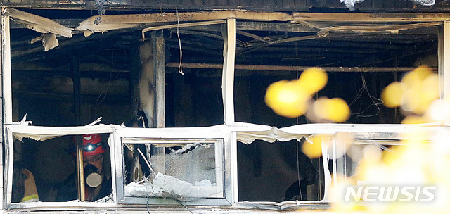 【서울=뉴시스】추상철 기자 = 지난 9일 오전 서울 종로구 고시원에서 화재가 발생해 경찰,소방 관계자가 화재감식을 하고 있다. 2018.11.09. scchoo@newsis.com