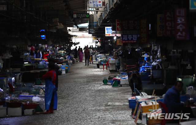 【서울=뉴시스】배훈식 기자 = 노량진 구(舊) 수산시장 철거가 시작되는 9일 오전 서울 동작구 구 시장이 단수, 단전 돼 을씨년스런 모습을 하고 있다. 수협중앙회는 이날 오후 5시까지 신 시장 이전 신청을 접수한 뒤 철거에 들어가겠다며 최후통첩을 한 상황이다. 2018.11.09. dahora83@newsis.com