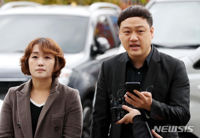 【인천=뉴시스】조성봉 기자 = 인천의 한 교회 목사가 미성년자를 포함한 여러 명의 여성 신도에게 수년간 ‘그루밍(가해자에 의한 성적 길들이기) 성폭력’을 저질렀다는 의혹이 확산되고 있는 가운데 9일 오전 인천 부평구 부평경찰서 입구에서 피해자들의 대리인 정혜민 브릿지임팩트 목사, 김디모데(오른쪽) 예하운선교회 목사가 기자회견을 열고 입장을 발표하고 있다. 2018.11.09.suncho21@newsis.com