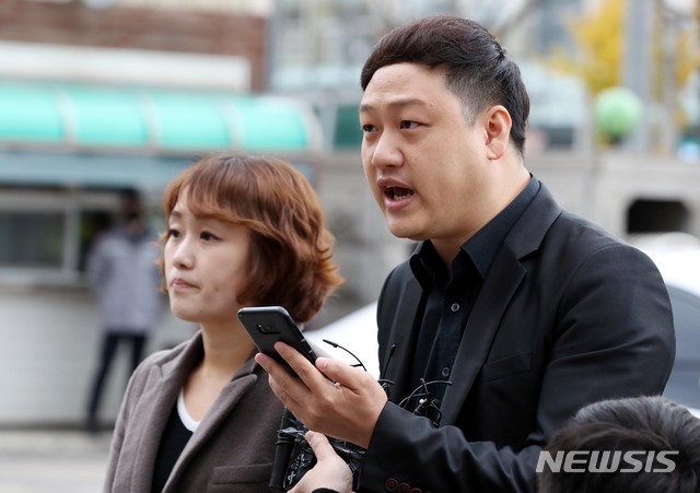 【인천=뉴시스】조성봉 기자 = 인천의 한 교회 목사가 미성년자를 포함한 여러 명의 여성 신도에게 수년간 ‘그루밍(가해자에 의한 성적 길들이기) 성폭력’을 저질렀다는 의혹이 확산되고 있는 가운데 9일 오전 인천 부평구 부평경찰서 입구에서 피해자들의 대리인 정혜민 브릿지임팩트 목사, 김디모데(오른쪽) 예하운선교회 목사가 기자회견을 열고 입장을 발표하고 있다. 2018.11.09. suncho21@newsis.com