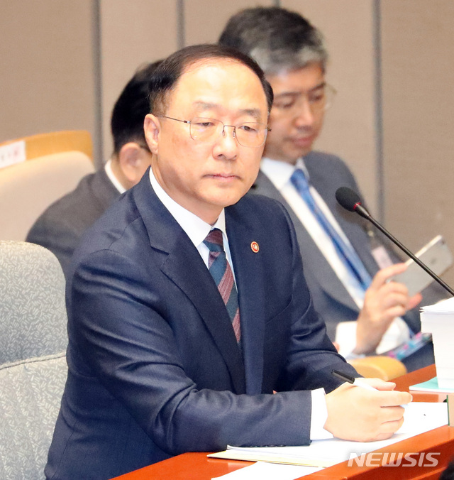 【서울=뉴시스】박영태 기자 = 9일 오전 서울 영등포구 여의도 국회에서 열린 예산결산특별위원회 전체회의에 홍남기 국무조정실장이 참석해 자리에 앉아 있다. 2018.11.09.since1999@newsis.com