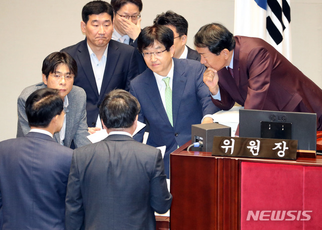 【서울=뉴시스】박영태 기자 = 9일 오전 서울 영등포구 여의도 국회에서 열린 예산결산특별위원회 전체회의가 정회된 후 안상수 예결위원장이 조정식 더불어민주당 간사, 김용진 기획재정부 2차관과 이야기를 나누고 있다. 2018.11.09.since1999@newsis.com