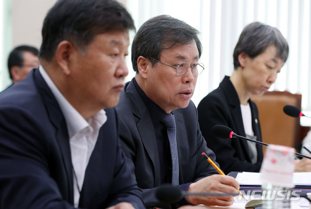 【서울=뉴시스】홍효식 기자 = 도종환 문화체육관광부 장관이 9일 오전 서울 여의도 국회 문화체육관광위원회 회의실에서 열린 전체회의에서 출석해 의원들 질의에 답하고 있다. 왼쪽부터 노태강 2차관, 도종환 장관, 정재숙 문화재청장.&nbsp;&nbsp; 2018.11.09. yesphoto@newsis.com