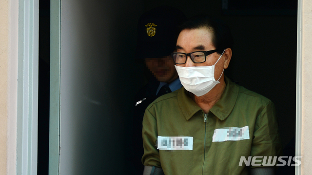 【전주=뉴시스】김얼 기자= 9일 전북 전주시 전주지방법원에서 최규호 전 전북교육감이 영장실질심사를 위해 발걸음을 옮기고 있다. 8일 검찰은 8년의 도피 생활 끝에 검거된 최규호 전 전북교육감에게 특가법상 뇌물 혐의로 구속영장을 청구했다. 2018.11.09pmkeul@newsis.com