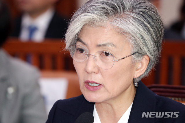 【서울=뉴시스】박영태 기자 = 9일 오전 서울 영등포구 여의도 국회에서 열린 외교통일위원회 전체회의에서 강경화 외교부 장관이 의원 질의에 답변하고 있다. 2018.11.09. since1999@newsis.com