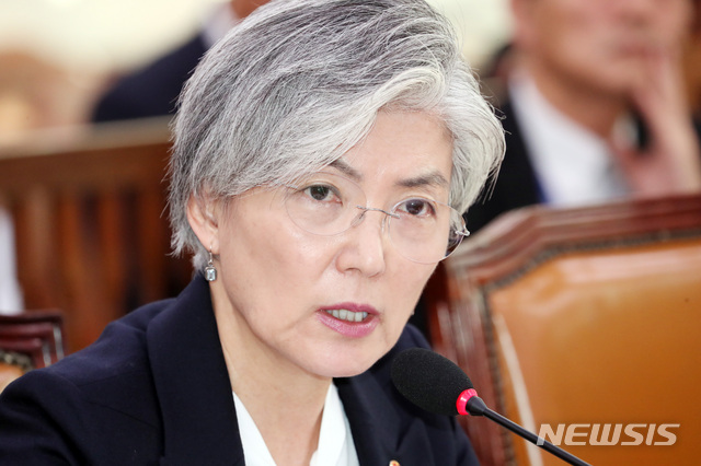 【서울=뉴시스】박영태 기자 = 9일 오전 서울 영등포구 여의도 국회에서 열린 외교통일위원회 전체회의에서 강경화 외교부 장관이 의원 질의에 답변하고 있다. 2018.11.09. since1999@newsis.com