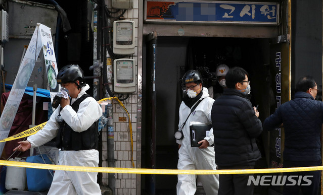 【서울=뉴시스】추상철 기자 = 9일 오전 서울 종로구 고시원에서 화재가 발생해 경찰,소방 관계자가 화재감식을 하고 있다.&nbsp; 소방 당국은 이날 화재로 10시30분 현재 7명이 사망하고 11명이 부상을 입었다고 밝혔다. 2018.11.09.&nbsp; scchoo@newsis.com