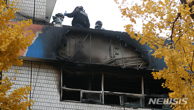 【서울=뉴시스】추상철 기자 = 9일 오전 서울 종로구 고시원에서 화재가 발생해 경찰,소방 관계자가 화재감식을 하고 있다.&nbsp; 소방 당국은 이날 화재로 10시30분 현재 7명이 사망하고 11명이 부상을 입었다고 밝혔다. 2018.11.09.&nbsp; scchoo@newsis.com