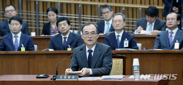 【서울=뉴시스】홍효식 기자 = 문무일 검찰총장이 9일 오전 서울 여의도 국회에서 열린 사법개혁특별위원회 전체회의에 출석해 의원들의 질의에 답하고 있다. 2018.11.09.&nbsp; yesphoto@newsis.com