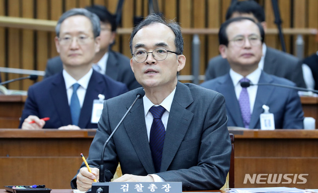 【서울=뉴시스】홍효식 기자 = 문무일 검찰총장이 9일 오전 서울 여의도 국회에서 열린 사법개혁특별위원회 전체회의에 출석해 의원들의 질의에 답하고 있다. 2018.11.09.&nbsp; yesphoto@newsis.com