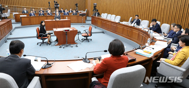 【서울=뉴시스】홍효식 기자 = 9일 오전 서울 여의도 국회에서 열린 검찰청에 대한 사법개혁특별위원회 전체회의가 진행되고 있다. 2018.11.09. yesphoto@newsis.com