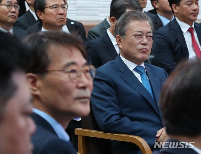 【서울=뉴시스】전신 기자 = 문재인 대통령과 장하성 정책실장이 9일 서울 삼성동 코엑스 별마당도서관에서 열린 공정경제 전략회의에서 공정경제 성과 및 향후계획 발표를 듣고 있다. 2018.11.09. photo1006@newsis.com