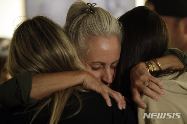 【로스앤젤레스=AP/뉴시스】 8일(현지시간) 캘리포니아 주 LA총기 난사사건희생자를 위한 촛불집회에 참가한 추모객들이 서로를 안으며 위로하고 있다. LA 인근의 한 술집에서 7일 밤 발생한 이 사건으로 모두 12명이 사망했다. 2018.11.9.