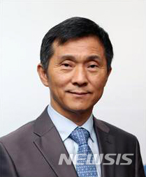 【서울=뉴시스】문재인 대통령이 9일 신임 사회수석에 김연명 중앙대학교 사회복지학부 교수를 임명했다. 2018.11.09. (사진=청와대 제공) photo1@newsis.com