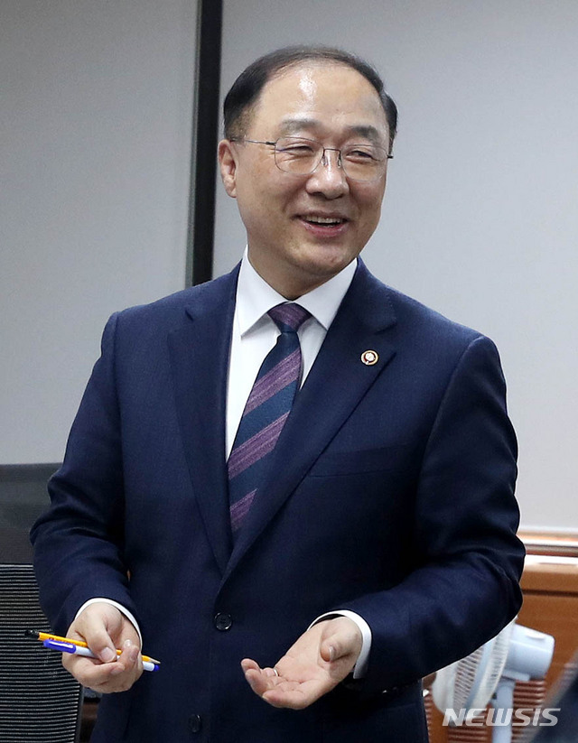 【서울=뉴시스】추상철 기자 = 홍남기 경제부총리 겸 기획재정부 장관 내정자가 9일 오후 서울 종로구 정부서울청사에서 청와대 인사 발표 후 기자간담회를 하고 있다. 2018.11.09. scchoo@newsis.com