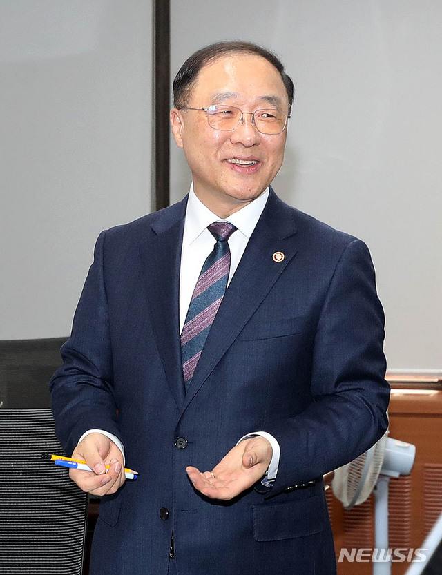 【서울=뉴시스】추상철 기자 = 홍남기 경제부총리 겸 기획재정부 장관 내정자가 9일 오후 서울 종로구 정부서울청사에서 청와대 인사 발표 후 기자간담회를 하고 있다. 2018.11.09. scchoo@newsis.com