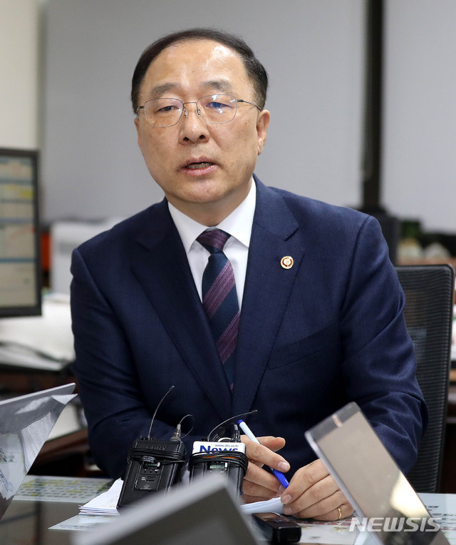 【서울=뉴시스】추상철 기자 = 홍남기 경제부총리 겸 기획재정부 장관 내정자가 9일 오후 서울 종로구 정부서울청사에서 청와대 인사 발표 후 기자간담회를 하고 있다. 2018.11.09.&nbsp; scchoo@newsis.com