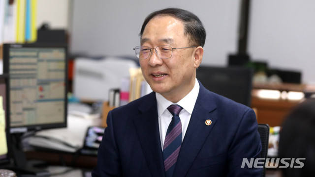 【서울=뉴시스】추상철 기자 = 홍남기 경제부총리 겸 기획재정부 장관 내정자가 9일 오후 서울 종로구 정부서울청사에서 청와대 인사 발표 후 기자간담회를 하고 있다. 2018.11.09. scchoo@newsis.com