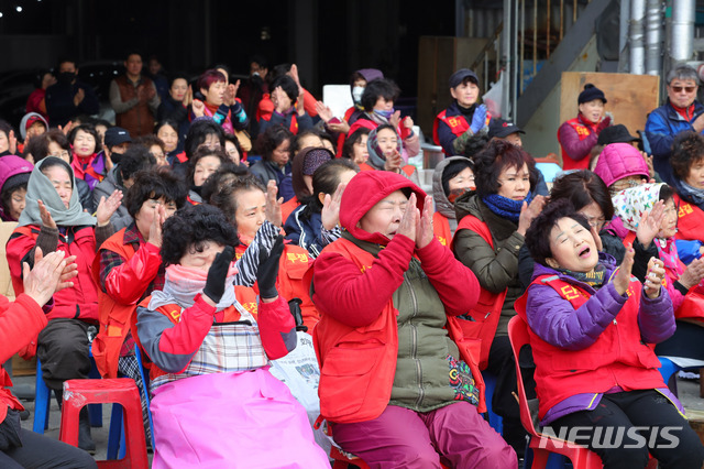 【서울=뉴시스】배훈식 기자 = 노량진 구(舊) 수산시장 철거가 예고된 지난 9일 오후 구시장 상인들이 강제집행 중단을 촉구하는 집회를 하고 있다. 2018.11.09. dahora83@newsis.com