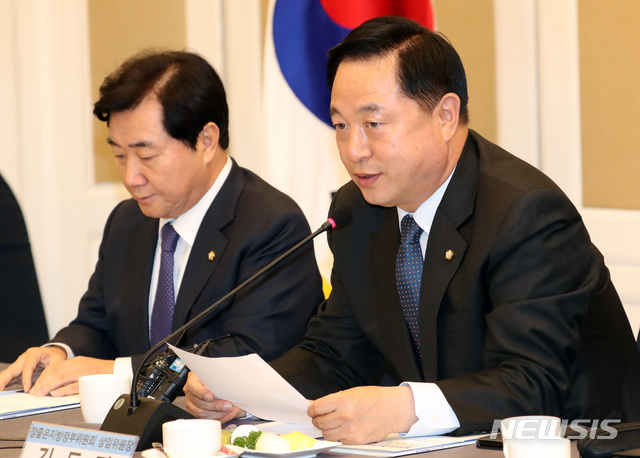 【서울=뉴시스】박영태 기자 = 9일 오후 서울 영등포구 여의도 국회에서 열린 ‘국민과 함께하는 한반도 신경제지도' 제1차 토론회 '지방자치단체 남북교류협력의 새로운 페러다임'에서 김두관 참좋은지방정부위원회 상임위원장이 인사말을 하고 있다. 2018.11.09. since1999@newsis.com