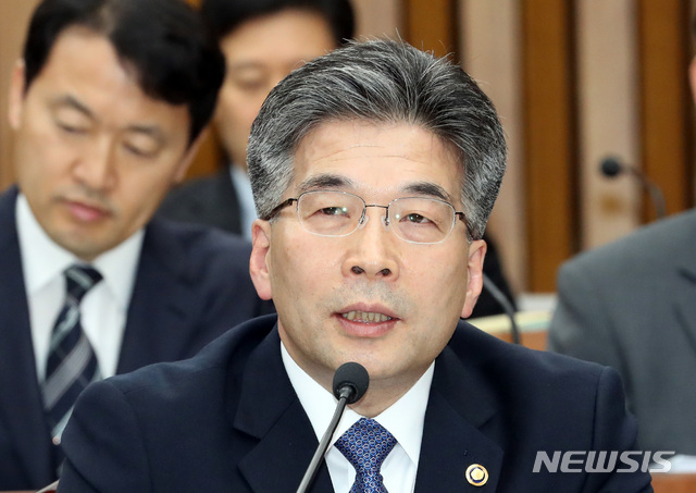 【서울=뉴시스】박영태 기자 = 지난 9일 오후 서울 영등포구 여의도 국회에서 열린 사법개혁특별위원회 전체회의에서 민갑룡 경찰청장이 의원 질의에 답변하고 있다. 2018.11.09. since1999@newsis.com