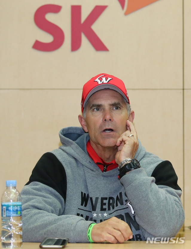 【인천=뉴시스】이영환 기자 = 트레이 힐만 SK 와이번스 감독이 9일 오후 인천 미추홀구 SK행복드림구장에서 2018 KBO 한국시리즈 4차전 두산베어스와의 경기를 앞두고 인터뷰를 하고 있다. 2018.11.09. 20hwan@newsis.com