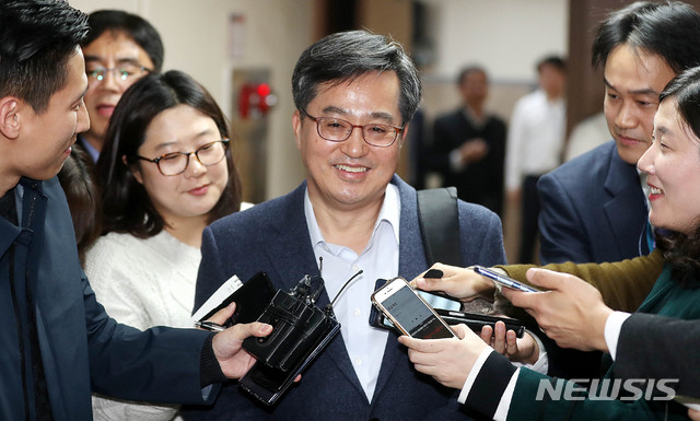 【서울=뉴시스】추상철 기자 = 김동연 경제부총리 겸 기획재정부 장관이 9일 오후 서울 종로구 정부서울청사에서 홍남기 부총리 내정자에 대한 청와대 인사 발표 후 청사를 나서고 있다. 2018.11.09.&nbsp; scchoo@newsis.com