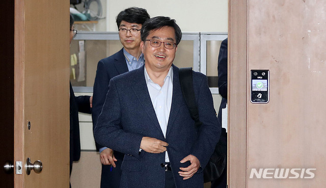 【서울=뉴시스】추상철 기자 = 김동연 경제부총리 겸 기획재정부 장관이 9일 오후 서울 종로구 정부서울청사에서 홍남기 부총리 내정자에 대한 청와대 인사 발표 후 청사를 나서고 있다. 2018.11.09. scchoo@newsis.com