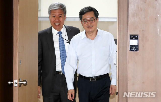 【서울=뉴시스】추상철 기자 = 김동연 경제부총리 겸 기획재정부 장관이 9일 오후 서울 종로구 정부서울청사에서 청와대 인사 발표 후 김수현 신임 대통령 정책실장 내정자를 배웅하고 있다. 2018.11.09.&nbsp; scchoo@newsis.com