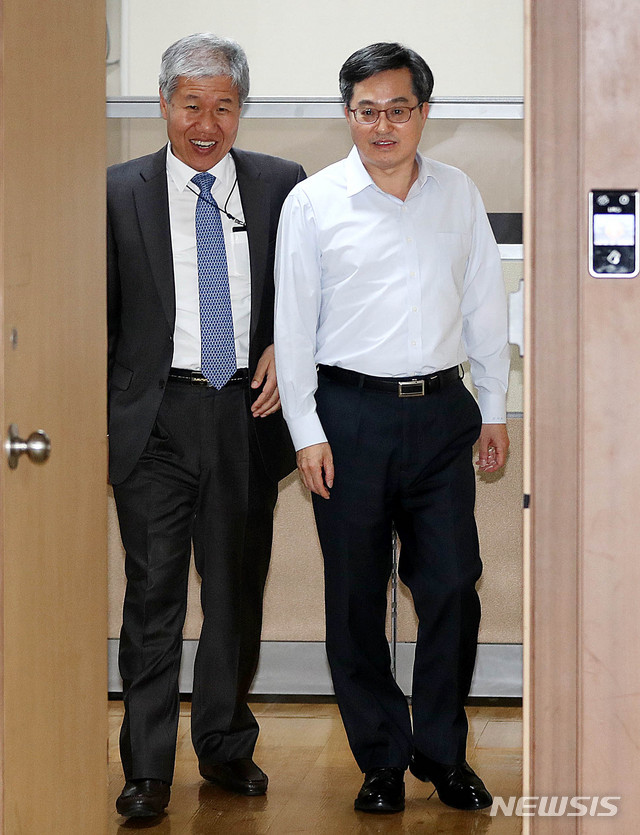 【서울=뉴시스】추상철 기자 = 김동연 경제부총리 겸 기획재정부 장관이 9일 오후 서울 종로구 정부서울청사에서 청와대 인사 발표 후 김수현 신임 대통령 정책실장 내정자를 배웅하고 있다. 2018.11.09. scchoo@newsis.com