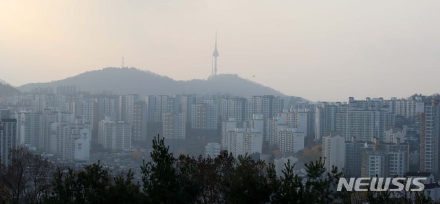 【서울=뉴시스】고범준 기자 = 9·13부동산 대책 이후 매수세가 위축되면서 서울 아파트값 상승세가 60주 만에 꺾였다. 한국감정원이 발표한 11월 첫째주 주간 아파트 가격 동향에 따르면, 서울의 아파트값 상승률이 0.00%를 나타냈고, 종부세 강화와 대출 규제, 임대사업자 혜택 축소 등 정부의 강력한 부동산 대책이 영향을 미쳤기 때문으로 분석했다. 사진은 9일 오후 서울 성동구에서 바라본 아파트 모습. 2018.11.09. bjko@newsis.com