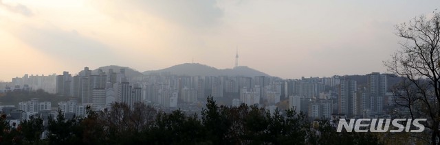 【서울=뉴시스】고범준 기자 = 9·13부동산 대책 이후 매수세가 위축되면서 서울 아파트값 상승세가 60주 만에 꺾였다. 한국감정원이 발표한 11월 첫째주 주간 아파트 가격 동향에 따르면, 서울의 아파트값 상승률이 0.00%를 나타냈고, 종부세 강화와 대출 규제, 임대사업자 혜택 축소 등 정부의 강력한 부동산 대책이 영향을 미쳤기 때문으로 분석했다. 사진은 9일 오후 서울 성동구에서 바라본 아파트 모습. 2018.11.09. bjko@newsis.com