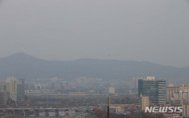 【서울=뉴시스】고범준 기자 =비가 그치고 미세먼지가 다시 기승을 부리고 있는 9일 오후 서울 성동구에서 바라본 서울 도심이 뿌옇게 보이고 있다. 2018.11.09. bjko@newsis,com
