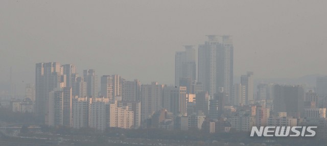 【서울=뉴시스】고범준 기자 = 9·13부동산 대책 이후 매수세가 위축되면서 서울 아파트값 상승세가 60주 만에 꺾였다. 한국감정원이 발표한 11월 첫째주 주간 아파트 가격 동향에 따르면, 서울의 아파트값 상승률이 0.00%를 나타냈고, 종부세 강화와 대출 규제, 임대사업자 혜택 축소 등 정부의 강력한 부동산 대책이 영향을 미쳤기 때문으로 분석했다. 사진은 9일 오후 서울 성동구에서 바라본 아파트 모습. 2018.11.09. bjko@newsis.com