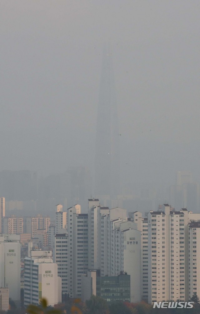 【서울=뉴시스】고범준 기자 =비가 그치고 미세먼지가 다시 기승을 부리고 있는 9일 오후 서울 성동구에서 바라본 서울 도심이 뿌옇게 보이고 있다. 2018.11.09. bjko@newsis,com