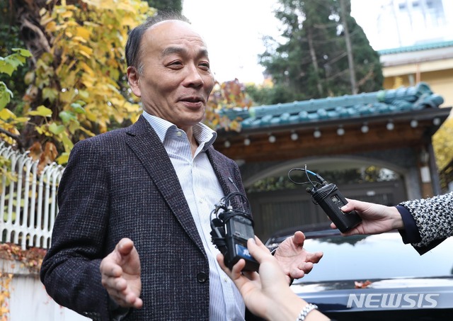 【서울=뉴시스】조성봉 기자 = 자유한국당이 전원책 조강특위 위원을 해촉한 9일 오후 서울 마포구 자택 앞 에서 전 위원이 취재진의 질문에 답변하고 있다. 2018.11.09.suncho21@newsis.com