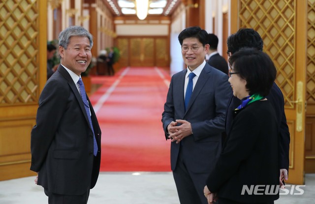 【서울=뉴시스】전신 기자 = 김수현 신임 청와대 정책실장이 9일 청와대 본관에서 노형욱 국무조정실장과 대화를 하고 있다. 2018.11.09. photo1006@newsis.com