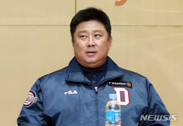 【인천=뉴시스】이영환 기자 = 김태형 두산베어스 감독이 9일 오후 인천 미추홀구 SK행복드림구장에서 2018 KBO 한국시리즈 4차전 SK 와이번스와의 경기를 앞두고 인터뷰를 하고 있다. 2018.11.09. 20hwan@newsis.com