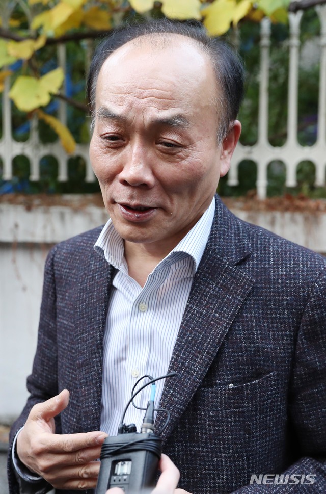 【서울=뉴시스】조성봉 기자 = 자유한국당이 전원책 조강특위 위원을 해촉한 9일 오후 서울 마포구 자택 앞에서 전 위원이 취재진의 질문에 답변하며 굳은 표정을 짓고 있다. 2018.11.09. suncho21@newsis.com 