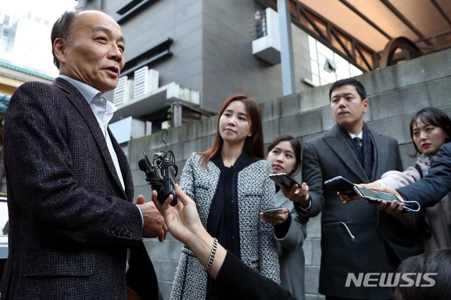 【서울=뉴시스】조성봉 기자 = 자유한국당이 전원책 조강특위 위원을 해촉한 9일 오후 서울 마포구 자택 앞에서 전 위원이 취재진의 질문에 답변하고 있다. 2018.11.09.suncho21@newsis.com