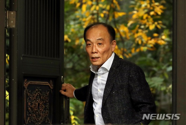 【서울=뉴시스】조성봉 기자 = 자유한국당이 전원책 조강특위 위원을 해촉한 9일 오후 서울 마포구 자택에서 전 위원이 문을 열고 나오고 있다. 2018.11.09. suncho21@newsis.com