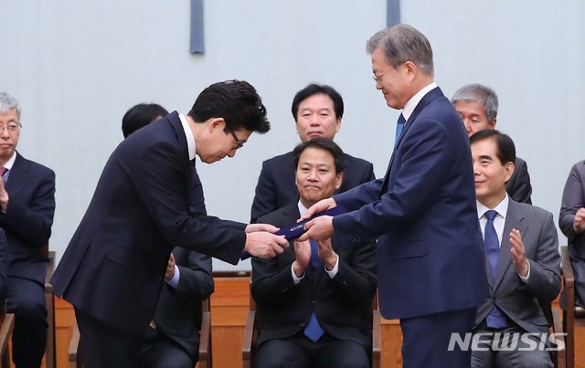 【서울=뉴시스】전신 기자 = 문재인 대통령이 9일 청와대 본관에서 조명래 환경부 장관에게 임명장을 수여하고 있다. 2018.11.09. photo1006@newsis.com