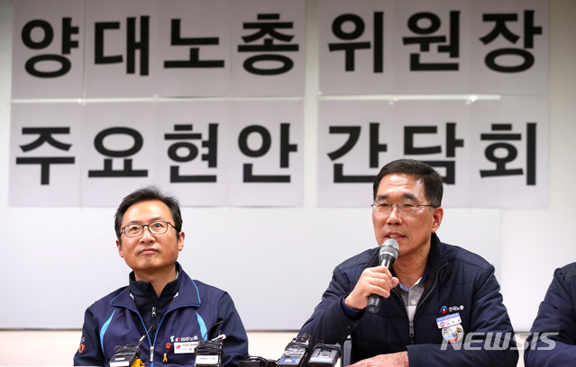 【서울=뉴시스】김선웅 기자 = 김명환(왼쪽) 민주노총 위원장과 김주영 한국노총 위원장이 9일 오후 서울 중구 정동 민주노총에서 회동을 하고 있다. 양대노총은 이날 회동에서 탄력근로제 확대 등에 대한 공동대응 방안을 논의할 예정이다. 2018.11.09. mangusta@newsis.com