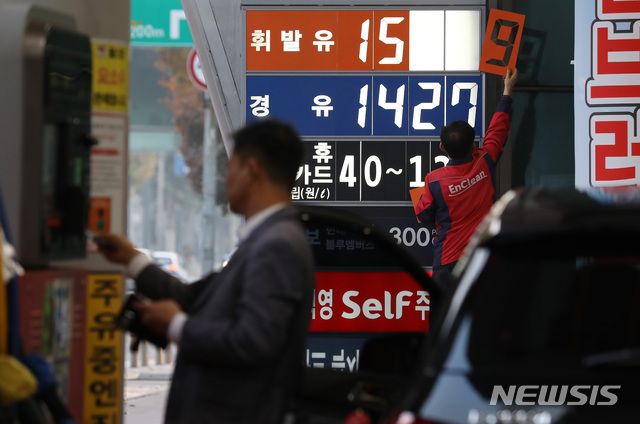 【서울=뉴시스】이영환 기자 = 유류세 인하 첫날인 6일 오후 서울 영등포구 SK직영 양평 셀프주유소에서 한 직원이 휘발류값을 조정하고 있다. 2018.11.10.&nbsp;&nbsp; 20hwan@newsis.com 