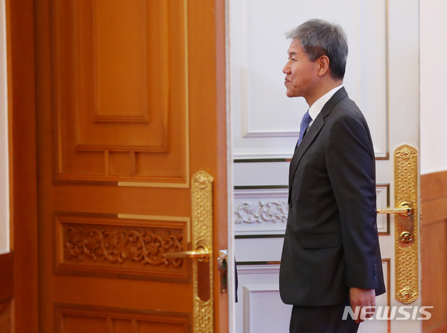 【서울=뉴시스】전신 기자 = 김수현 정책실장이 9일 청와대 본관에서 환경부 장관, 국무조정실장 환담장으로 들어서고 있다. 2018.11.09. photo1006@newsis.com